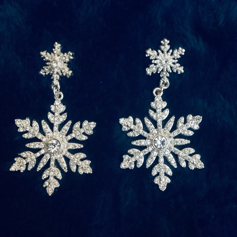 Snowflake Dangle Earring…